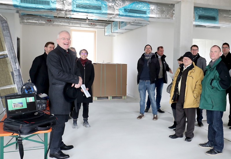 Oberbürgermeister Alexander Putz mit Gründern bei einer Besichtigung des Zwischenstands
