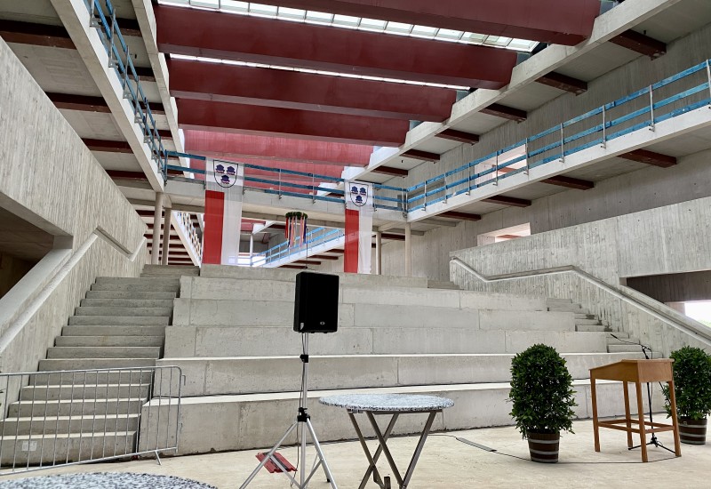 Pausenhalle mit großen Treppen-/Sitzanlagen