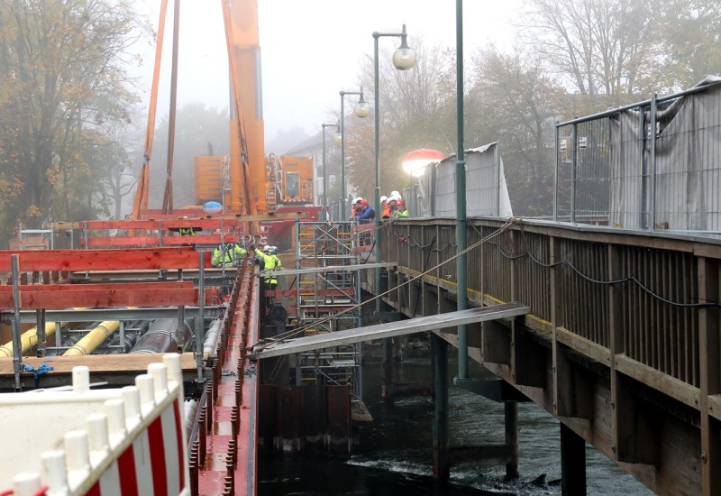 Der zweite Brückenträger des neuen Marschallstegs wird eingehoben