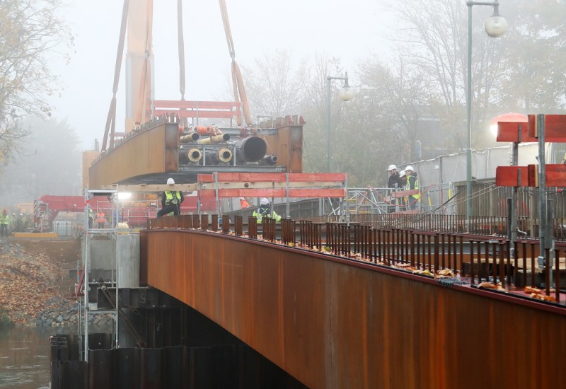 Der zweite Brückenträger des neuen Marschallstegs wird eingehoben