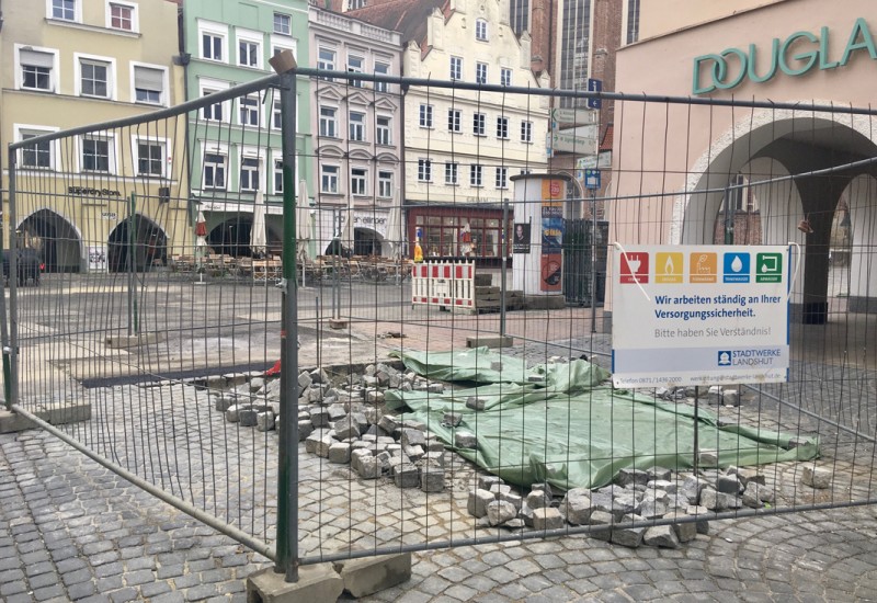 Zwischen der Martinskirche und der Schirmgasse erneuern die Stadtwerke die Erdgas- und Wasserleitungen sowie einige Erdgas-Hausanschlüsse