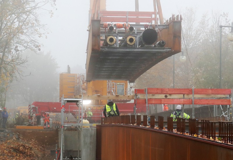 Der zweite Brückenträger des neuen Marschallstegs wird eingehoben