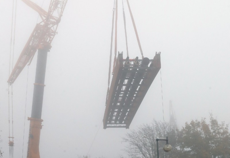 Päzise Arbeit im nebelverhangenen Herbst