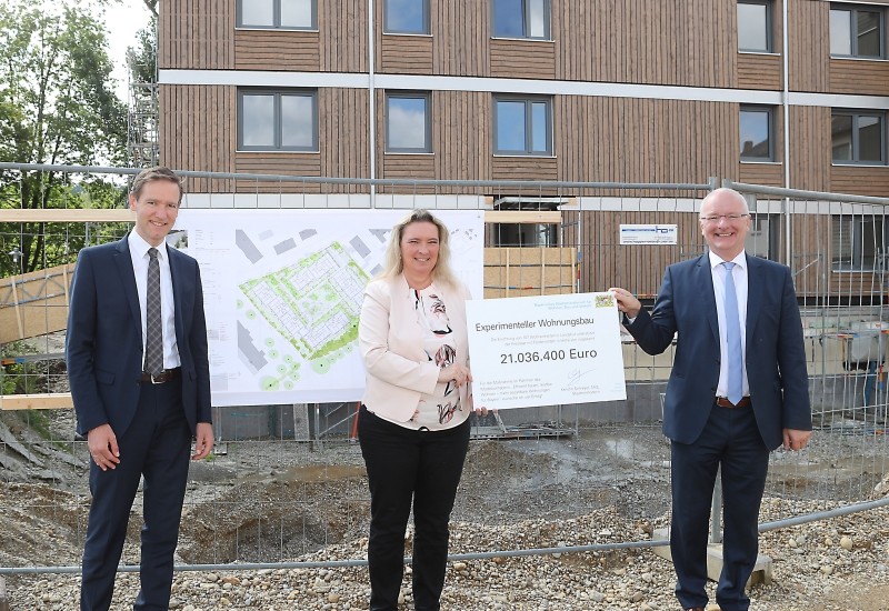 (von links nach rechts) Regierungspräsident Rainer Haselbeck - Staatsministerin Kerstin Schreyer - Oberbürgermeister Alexander Putz. Symbolische Übergabe der Fördermittel