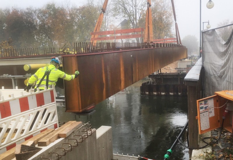 Vor Ort wurden die Stahlteile zusammengeschweißt und die Stadtwerke montierten Rohrleitungen für Fernwärme Wasser Strom und Gas an der Unterseite