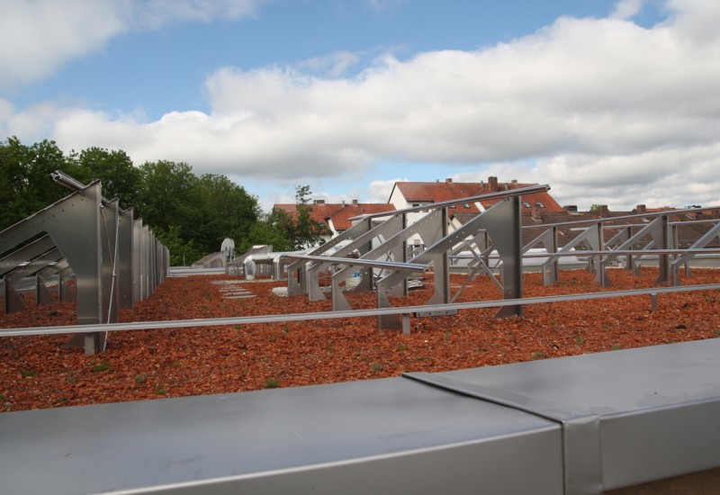 Das Dach wird begrünt und mit Solarmodulen ausgestattet