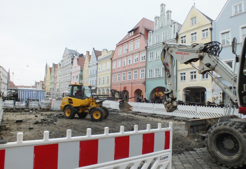 Die schräg gepflasterte Fläche wurde von den Steinen befreit