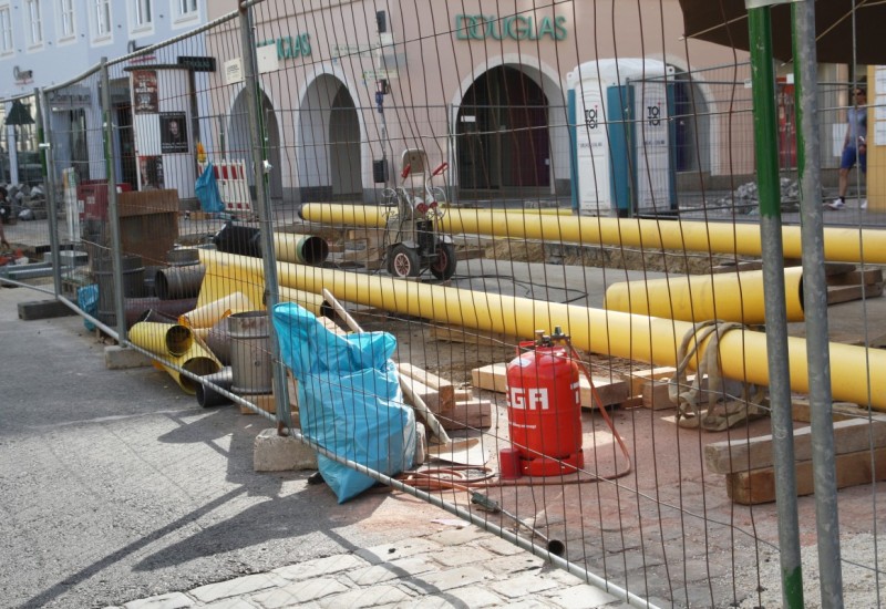 Zwischen der Martinskirche und der Schirmgasse erneuern wir die Erdgas- und Wasserleitungen sowie einige Erdgas-Hausanschlüsse