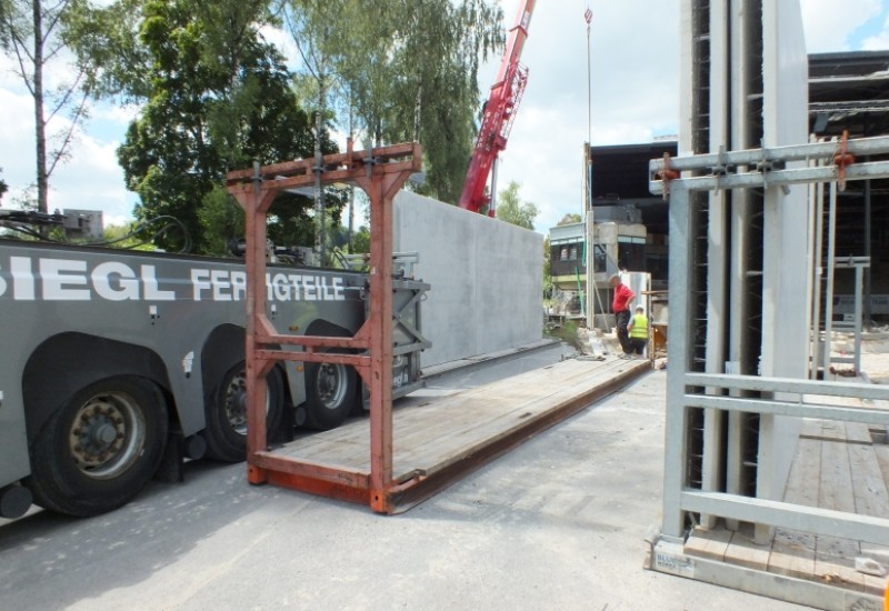 Anlieferung der bis zu 23 Tonnen schweren Fassadenteile