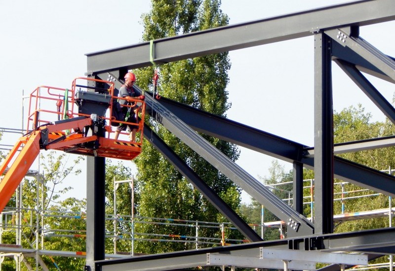 Montage der neuen Dach-Stahlträgerkonstruktion