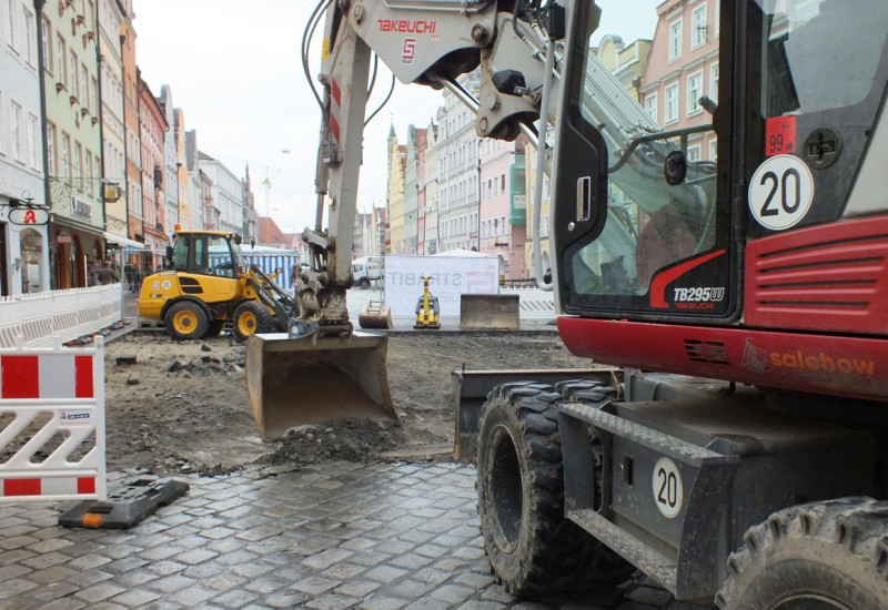 Auf Höhe der Theaterstraße wurden die alten Granitsteine entfernt