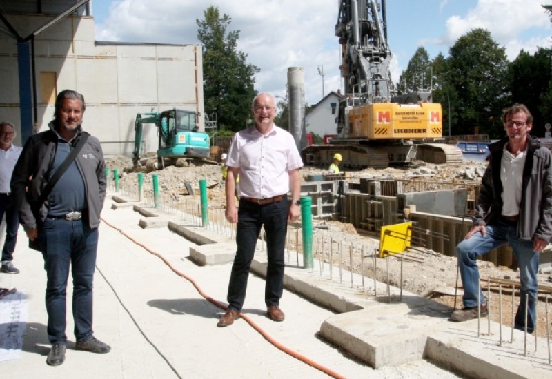 Oberbürgermeister Alexander Putz machte sich zusammen mit Bernhard Herrndobler (rechts) Leiter des Sachgebiets Hochbau und Bautechnik und Projektleiter Michael Versch (links) ein Bild vom Baufortschritt im Eisstadion am Gutenbergweg