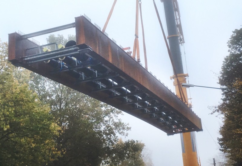 Die Cortenstahlbrücke in luftiger Höhe