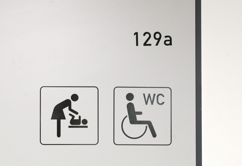 Eingang Wickelraum und behindertengerechtes WC