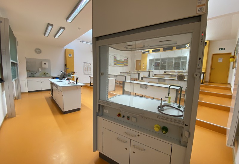 Die naturwissenschaftlichen Fachräume – hier im Bild ein Chemiesaal – bieten nach dem Umbau beste Lern- und Arbeitsbedingungen für Schüler und Lehrer.