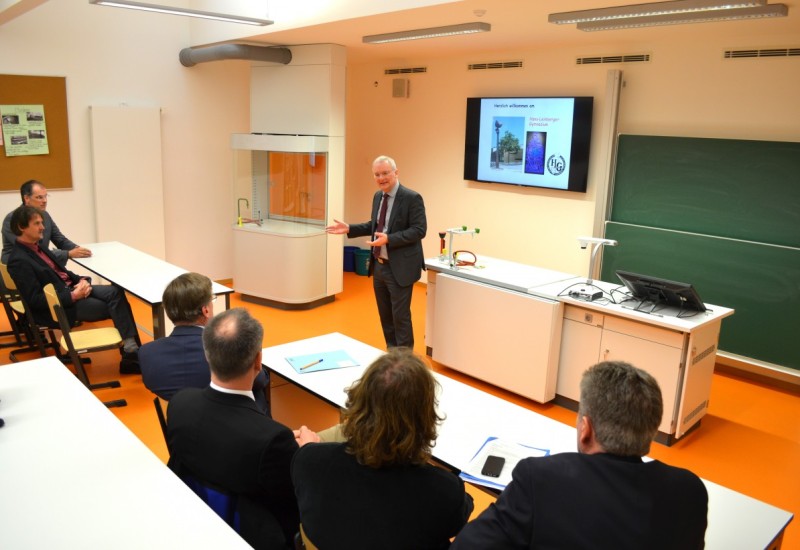 Besichtigung der Schule bei der Baustellentour der Stadt mit OB Alexander Putz