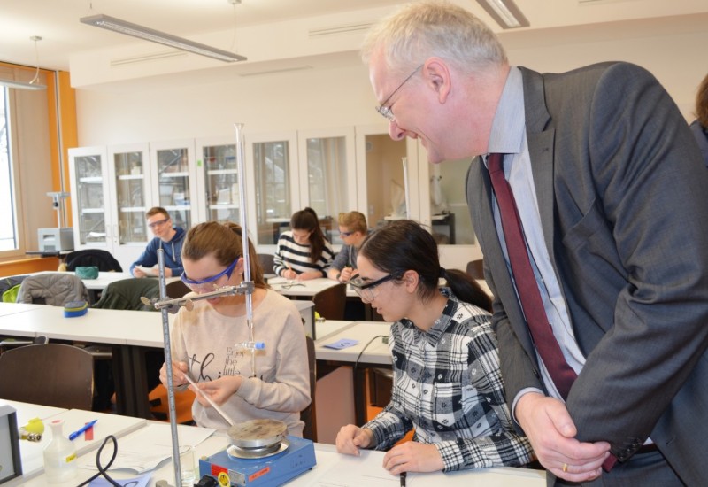 OB Alexander Putz macht sich ein Bild der sanierten Räume