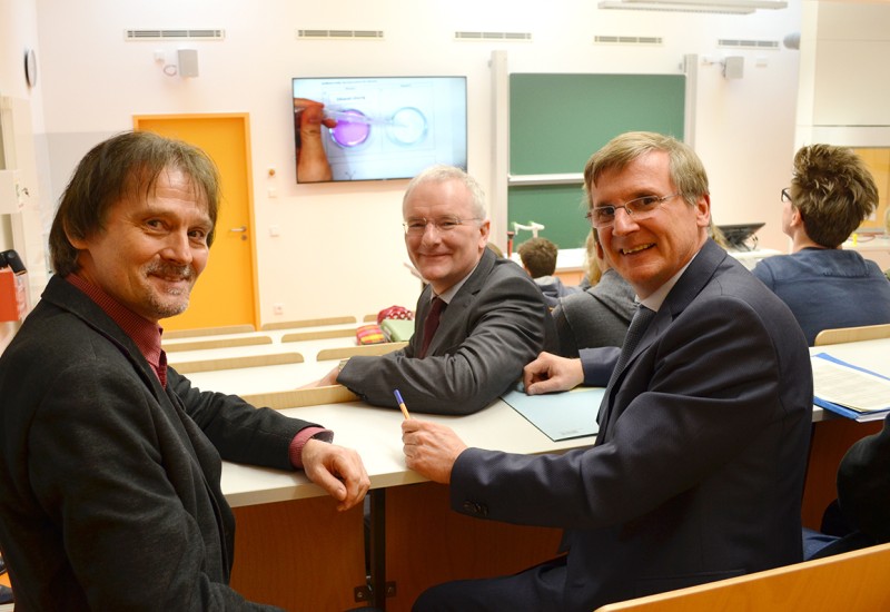 Schulleiter Peter Renoth links mit Oberbürgermeister Alexander Putz und Ministerialbeauftragter Ltd OStD Anselm Räde