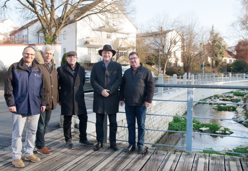 Von links Helmut Taglinger vom Tiefbauamt Dr. Ing. Rainer Irrgang von Irrgang Ingenieure stellvertretender Baureferatsleiter und Tiefbauamtschef Gerhard Anger Oberbürgermeister Alexander Putz und Herbert Priller Oberbauleiter der Baufirma Wadle Bau machten sich vor Ort ein Bild der Neugestaltung