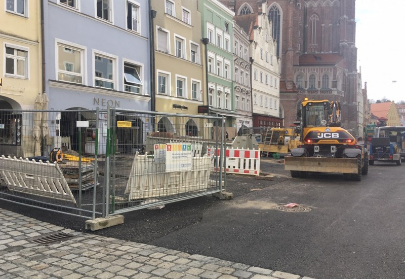 Leitungseverlegungsarbeiten auf der östlichen Fahrbahnseite